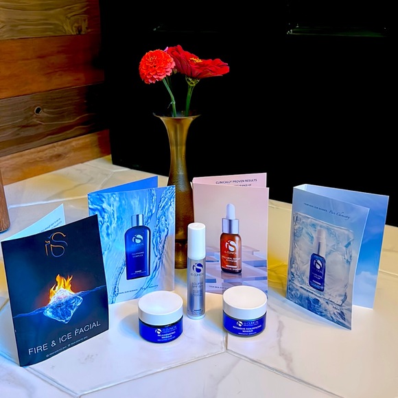 iS Clinical Fire & Ice Facial Sample Kit - Picture 2 of 4